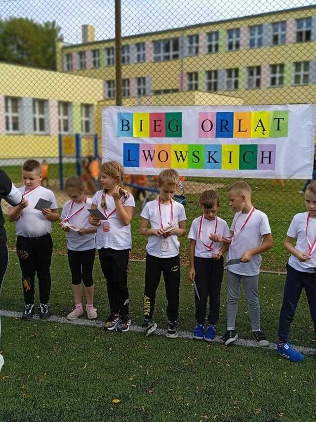 [FOTO] Strzegomscy uczniowie pobiegli dla upamiętniania Orląt Lwowskich