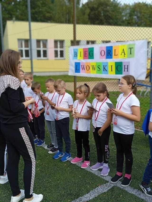 [FOTO] Strzegomscy uczniowie pobiegli dla upamiętniania Orląt Lwowskich