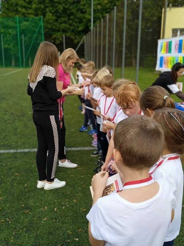 [FOTO] Strzegomscy uczniowie pobiegli dla upamiętniania Orląt Lwowskich