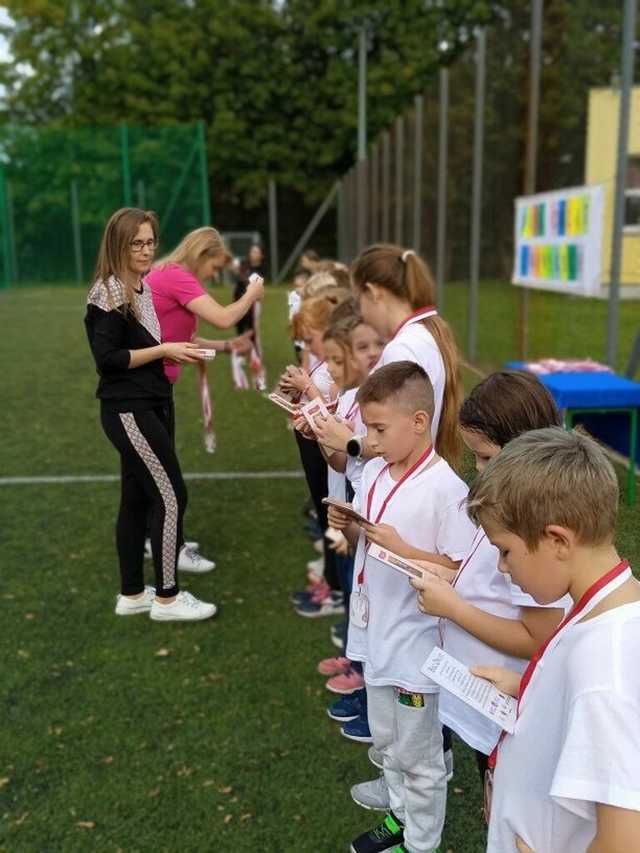[FOTO] Strzegomscy uczniowie pobiegli dla upamiętniania Orląt Lwowskich