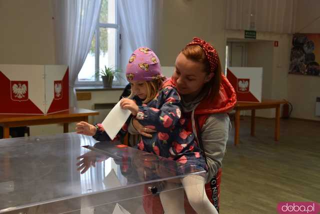 Ilu mieszkańców naszego powiatu poszło zagłosować do południa? [AKTUALNE DANE Z GMIN I LOKALI]
