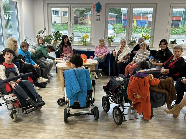 [FOTO] Uczniowie z OREWu odwiedzili Klub Seniora