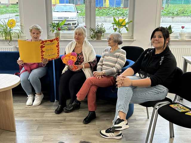 [FOTO] Uczniowie z OREWu odwiedzili Klub Seniora