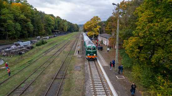 [WIDEO i FOTO Z DRONA] Przejazd malowniczymi liniami kolejowymi naszego regionu