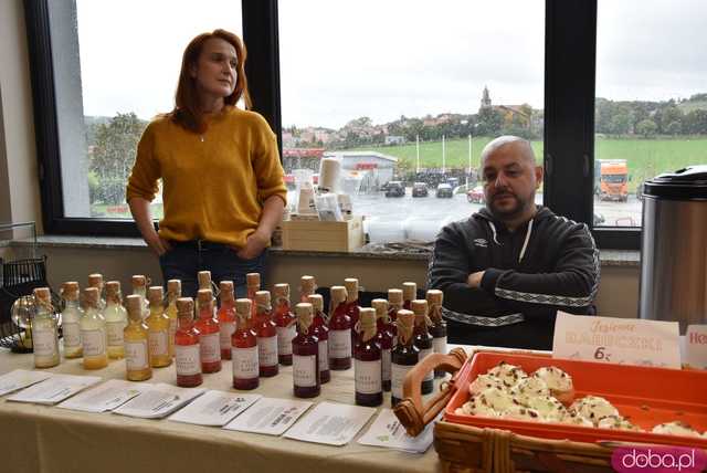 [FOTO] Rękodzieło, smakołyki i rozgrzewające napoje. Za nami Jarmark Produktów Lokalnych w Dobromierzu