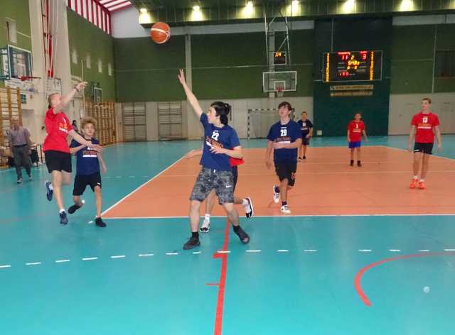 [FOTO] Młodzi koszykarze rywalizowali podczas eliminacji klas 7-8