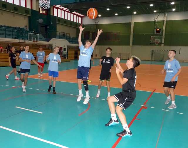 [FOTO] Młodzi koszykarze rywalizowali podczas eliminacji klas 7-8