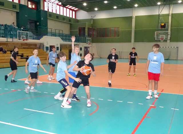 [FOTO] Młodzi koszykarze rywalizowali podczas eliminacji klas 7-8