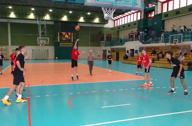 [FOTO] Młodzi koszykarze rywalizowali podczas eliminacji klas 7-8