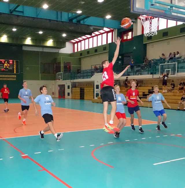 [FOTO] Młodzi koszykarze rywalizowali podczas eliminacji klas 7-8
