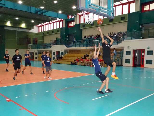 [FOTO] Młodzi koszykarze rywalizowali podczas eliminacji klas 7-8