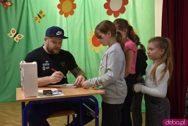 [FOTO] Twarzą w twarz z brązowym medalistą olimpijskim. Uczniowie z Mokrzeszowa spotkali się z Pawłem Fajdkiem