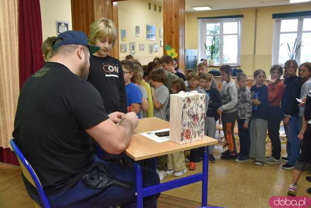 [FOTO] Twarzą w twarz z brązowym medalistą olimpijskim. Uczniowie z Mokrzeszowa spotkali się z Pawłem Fajdkiem