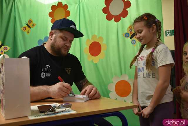 [FOTO] Twarzą w twarz z brązowym medalistą olimpijskim. Uczniowie z Mokrzeszowa spotkali się z Pawłem Fajdkiem