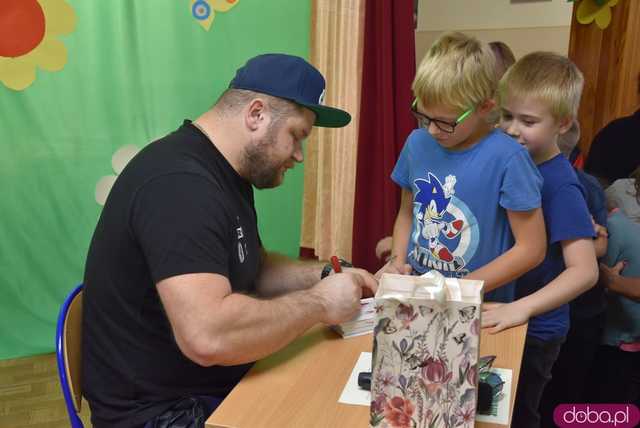 [FOTO] Twarzą w twarz z brązowym medalistą olimpijskim. Uczniowie z Mokrzeszowa spotkali się z Pawłem Fajdkiem