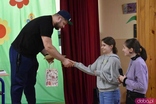 [FOTO] Twarzą w twarz z brązowym medalistą olimpijskim. Uczniowie z Mokrzeszowa spotkali się z Pawłem Fajdkiem