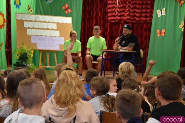 [FOTO] Twarzą w twarz z brązowym medalistą olimpijskim. Uczniowie z Mokrzeszowa spotkali się z Pawłem Fajdkiem