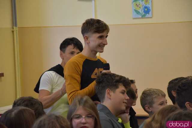 [FOTO] Twarzą w twarz z brązowym medalistą olimpijskim. Uczniowie z Mokrzeszowa spotkali się z Pawłem Fajdkiem