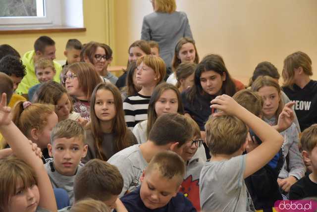 [FOTO] Twarzą w twarz z brązowym medalistą olimpijskim. Uczniowie z Mokrzeszowa spotkali się z Pawłem Fajdkiem