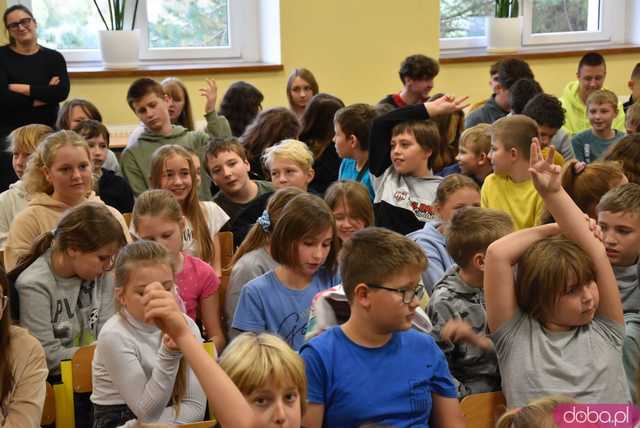 [FOTO] Twarzą w twarz z brązowym medalistą olimpijskim. Uczniowie z Mokrzeszowa spotkali się z Pawłem Fajdkiem