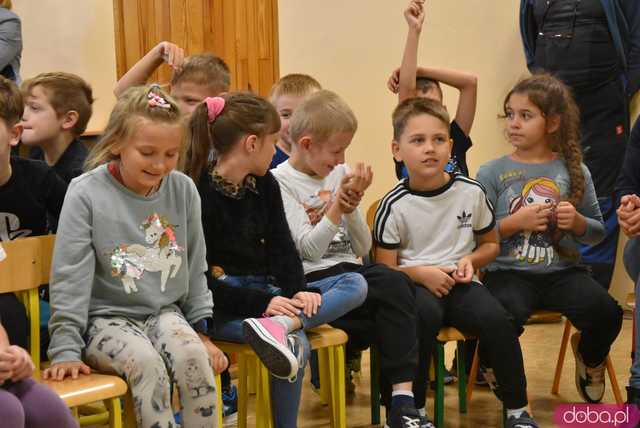 [FOTO] Twarzą w twarz z brązowym medalistą olimpijskim. Uczniowie z Mokrzeszowa spotkali się z Pawłem Fajdkiem