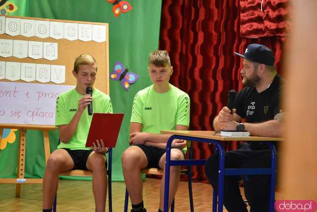 [FOTO] Twarzą w twarz z brązowym medalistą olimpijskim. Uczniowie z Mokrzeszowa spotkali się z Pawłem Fajdkiem