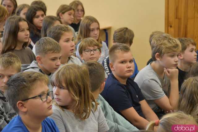 [FOTO] Twarzą w twarz z brązowym medalistą olimpijskim. Uczniowie z Mokrzeszowa spotkali się z Pawłem Fajdkiem