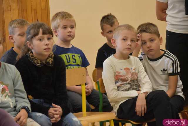 [FOTO] Twarzą w twarz z brązowym medalistą olimpijskim. Uczniowie z Mokrzeszowa spotkali się z Pawłem Fajdkiem