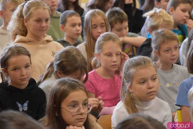 [FOTO] Twarzą w twarz z brązowym medalistą olimpijskim. Uczniowie z Mokrzeszowa spotkali się z Pawłem Fajdkiem