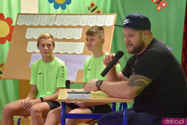 [FOTO] Twarzą w twarz z brązowym medalistą olimpijskim. Uczniowie z Mokrzeszowa spotkali się z Pawłem Fajdkiem