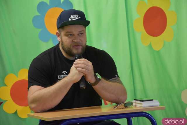 [FOTO] Twarzą w twarz z brązowym medalistą olimpijskim. Uczniowie z Mokrzeszowa spotkali się z Pawłem Fajdkiem