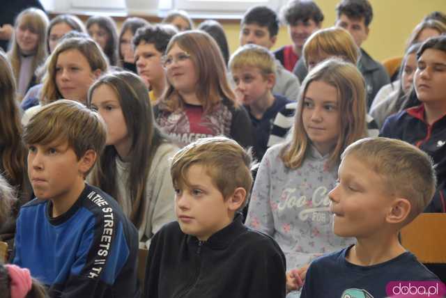 [FOTO] Twarzą w twarz z brązowym medalistą olimpijskim. Uczniowie z Mokrzeszowa spotkali się z Pawłem Fajdkiem