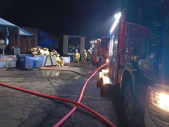 [FOTO] Pożar składowiska odpadów. W akcji cztery zastępy straży pożarnej 