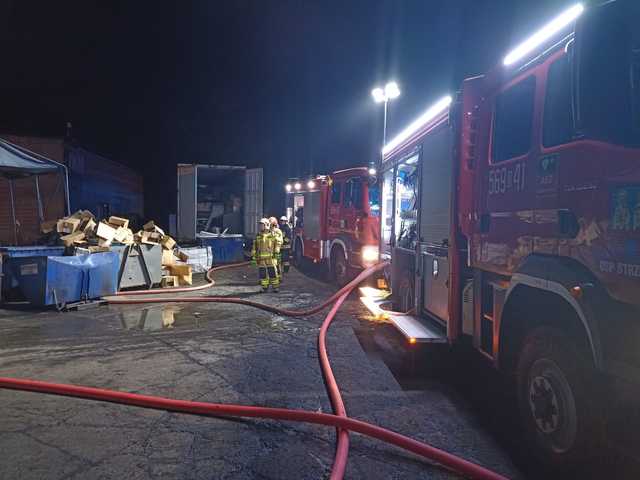 [FOTO] Pożar składowiska odpadów. W akcji cztery zastępy straży pożarnej 