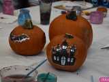 [FOTO] Malowanie dyni oraz tworzenie lampionów i amuletów. Warsztaty Wesołe Halloween w Galerii Świdnickiej