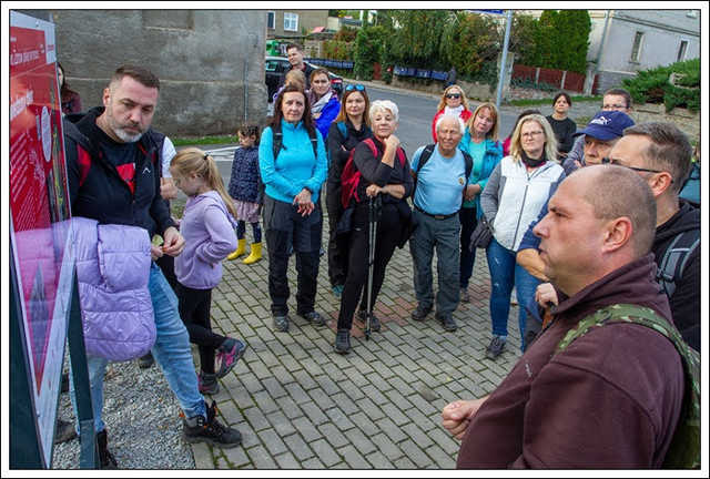 [FOTO] Miłośnicy lokalnej turystyki i historii wyruszyli w podróż nowym szlakiem. Trasa wiedzie przez intrygujące zakątki gminy
