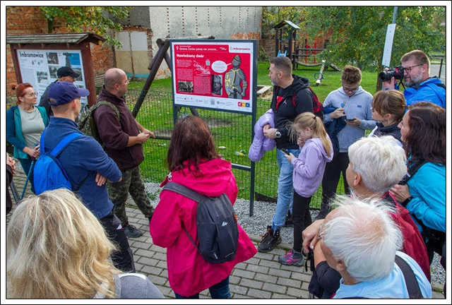 [FOTO] Miłośnicy lokalnej turystyki i historii wyruszyli w podróż nowym szlakiem. Trasa wiedzie przez intrygujące zakątki gminy