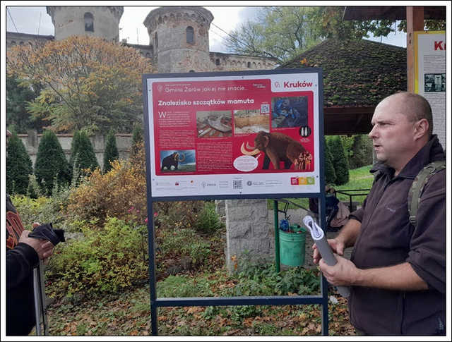 [FOTO] Miłośnicy lokalnej turystyki i historii wyruszyli w podróż nowym szlakiem. Trasa wiedzie przez intrygujące zakątki gminy