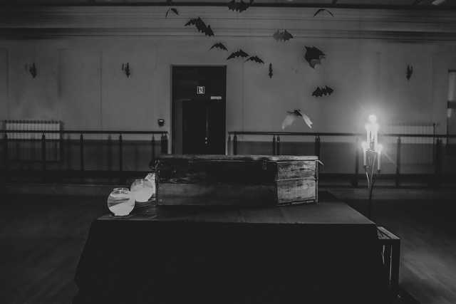 [FOTO] Lampiony, krwawe napisy i przerażające eksponaty. Śmiałkowie zwiedzili bibliotekę w halloweenowym wydaniu