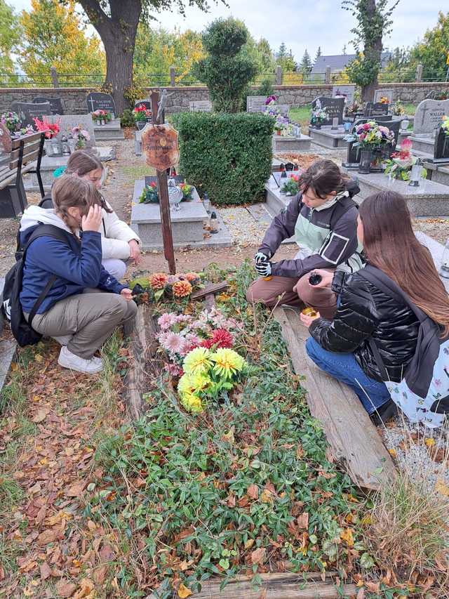 [FOTO] Uczniowie z Jaworzyny Śląskiej posprzątali zapomniane mogiły