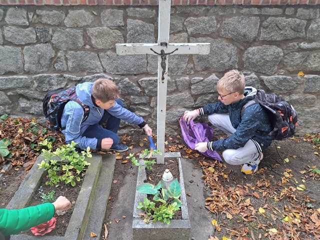 [FOTO] Uczniowie z Jaworzyny Śląskiej posprzątali zapomniane mogiły