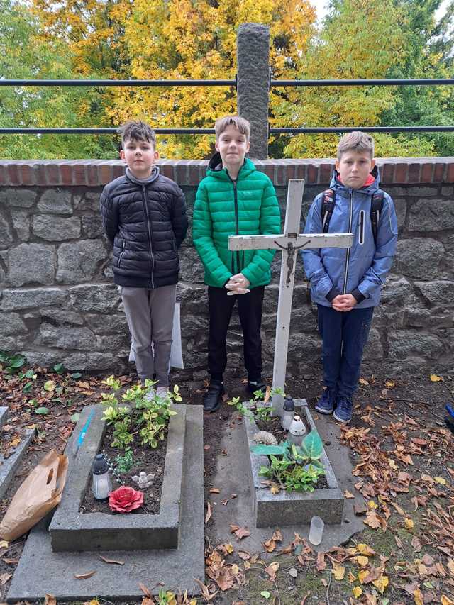 [FOTO] Uczniowie z Jaworzyny Śląskiej posprzątali zapomniane mogiły