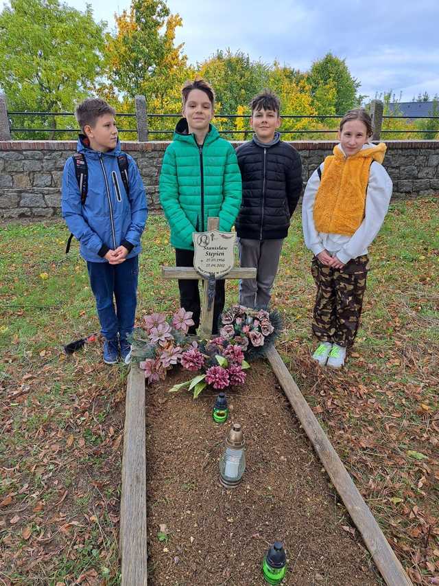 [FOTO] Uczniowie z Jaworzyny Śląskiej posprzątali zapomniane mogiły