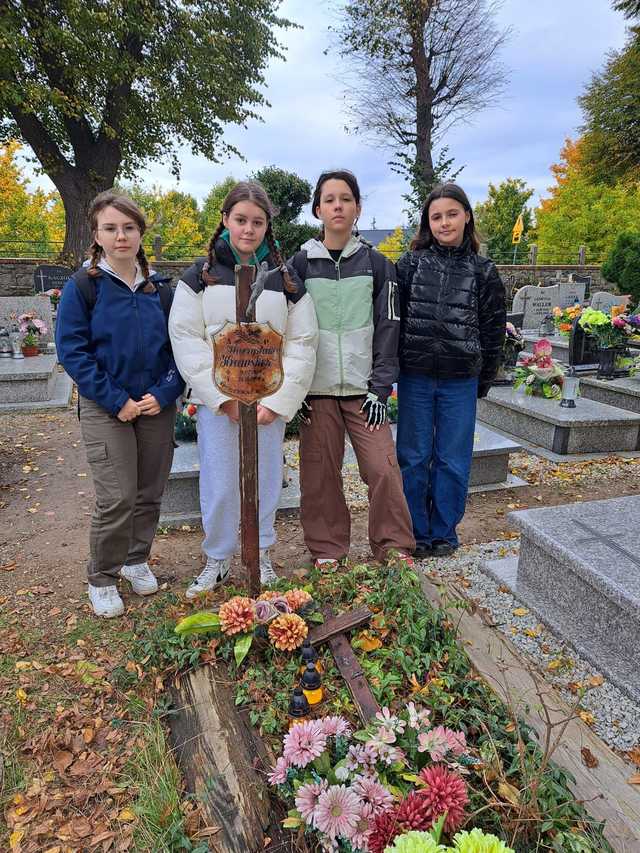 [FOTO] Uczniowie z Jaworzyny Śląskiej posprzątali zapomniane mogiły