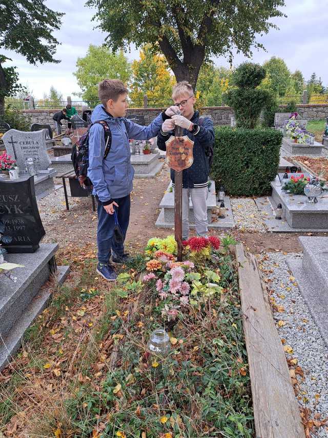 [FOTO] Uczniowie z Jaworzyny Śląskiej posprzątali zapomniane mogiły