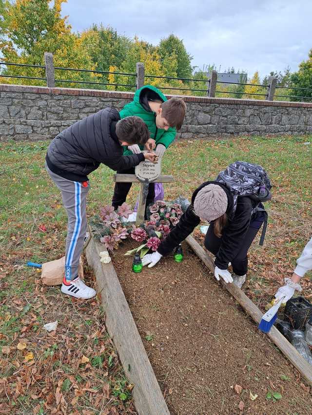 [FOTO] Uczniowie z Jaworzyny Śląskiej posprzątali zapomniane mogiły
