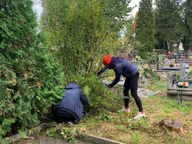 [FOTO] Uczniowie z Jaworzyny Śląskiej posprzątali zapomniane mogiły