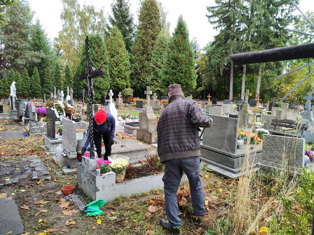 [FOTO] Uczniowie z Jaworzyny Śląskiej posprzątali zapomniane mogiły