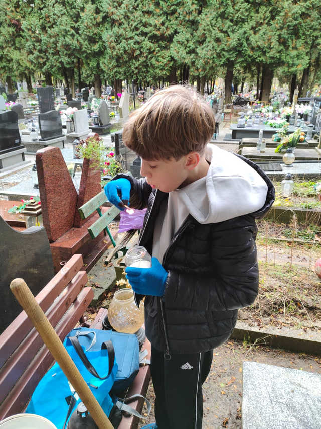 [FOTO] Uczniowie z Jaworzyny Śląskiej posprzątali zapomniane mogiły