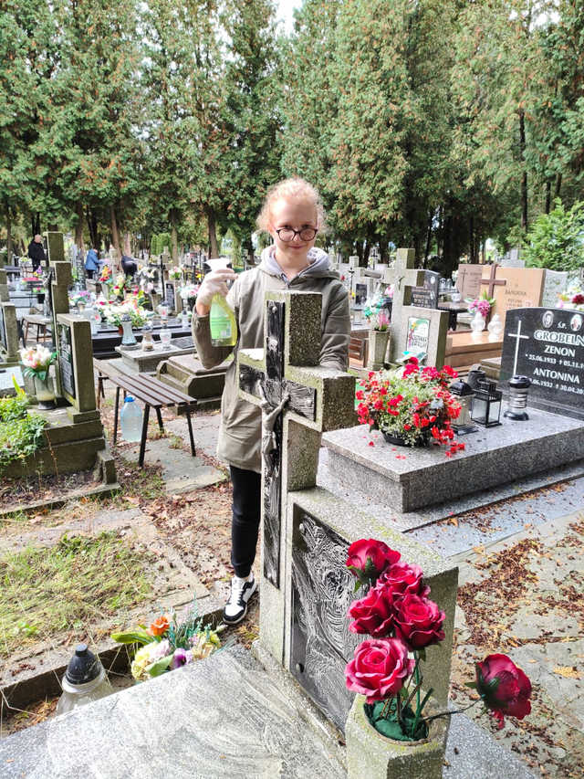[FOTO] Uczniowie z Jaworzyny Śląskiej posprzątali zapomniane mogiły